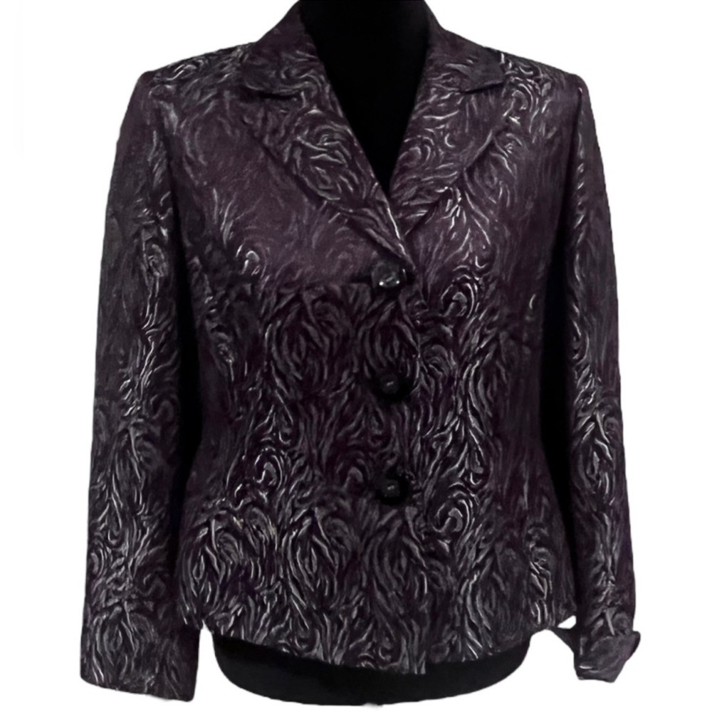 Women's Le suit petite jacket w silver metallic thread
Elegant Gray & Black